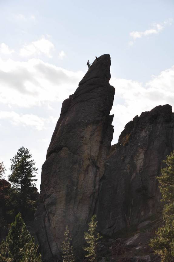 Alpinista vence uma das 'agulhas' na região das Black Hills, em South Dakota, nos Estados Unidos